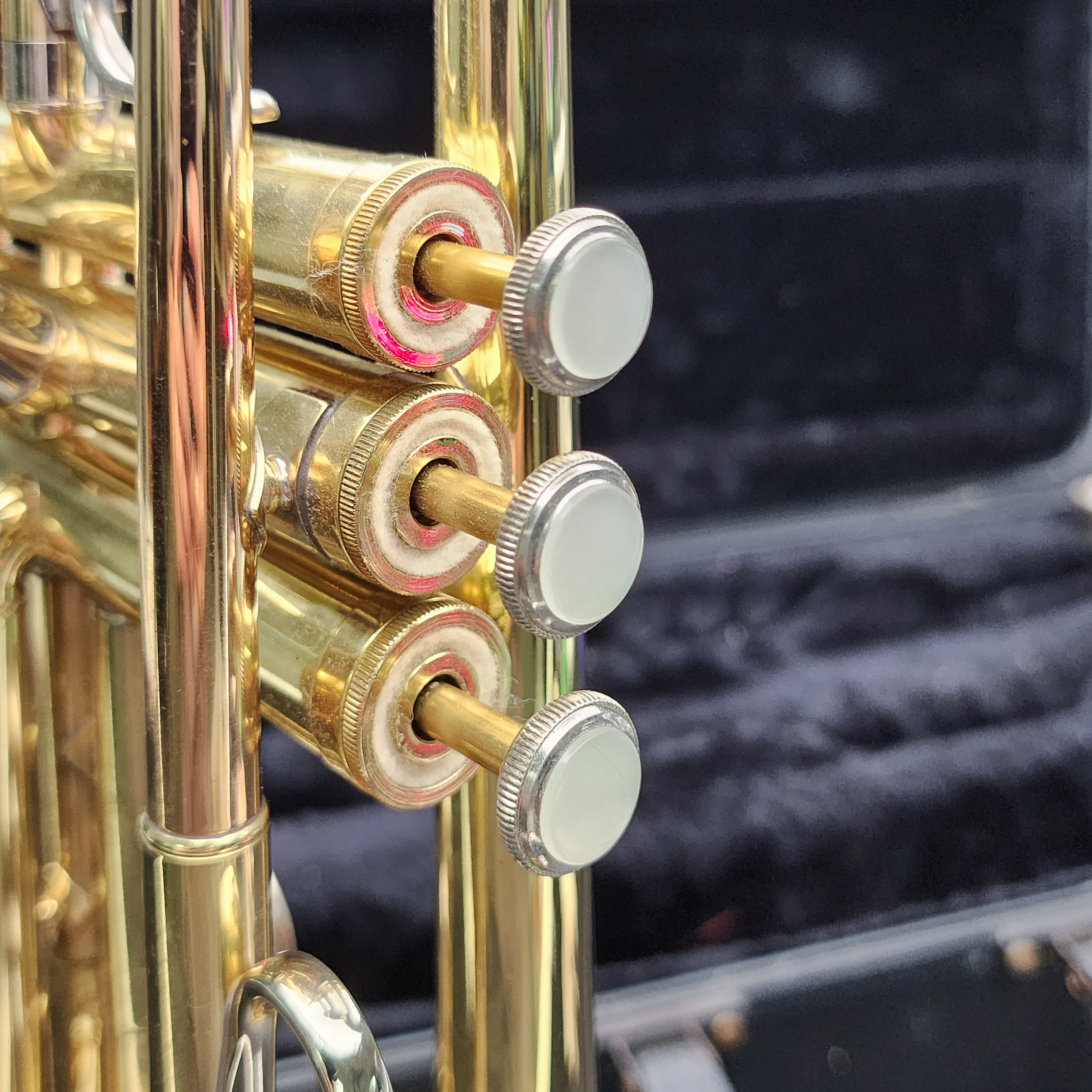 Bach OMEGA Trumpet Brass Bb Intermediate Horn w/Hard Case+7C Mouthpiece Dent - Picture 11 of 16