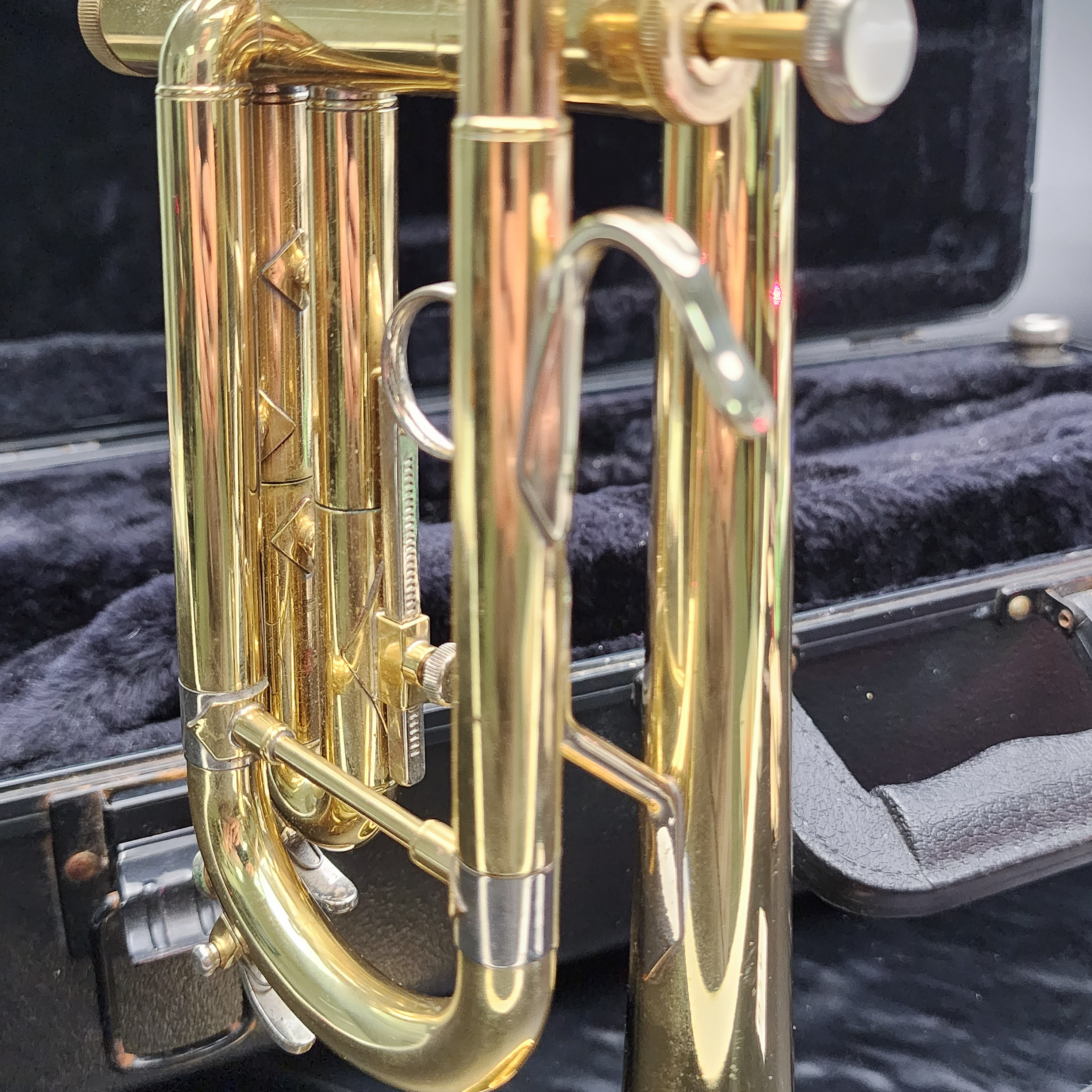 Bach OMEGA Trumpet Brass Bb Intermediate Horn w/Hard Case+7C Mouthpiece Dent - Picture 12 of 16