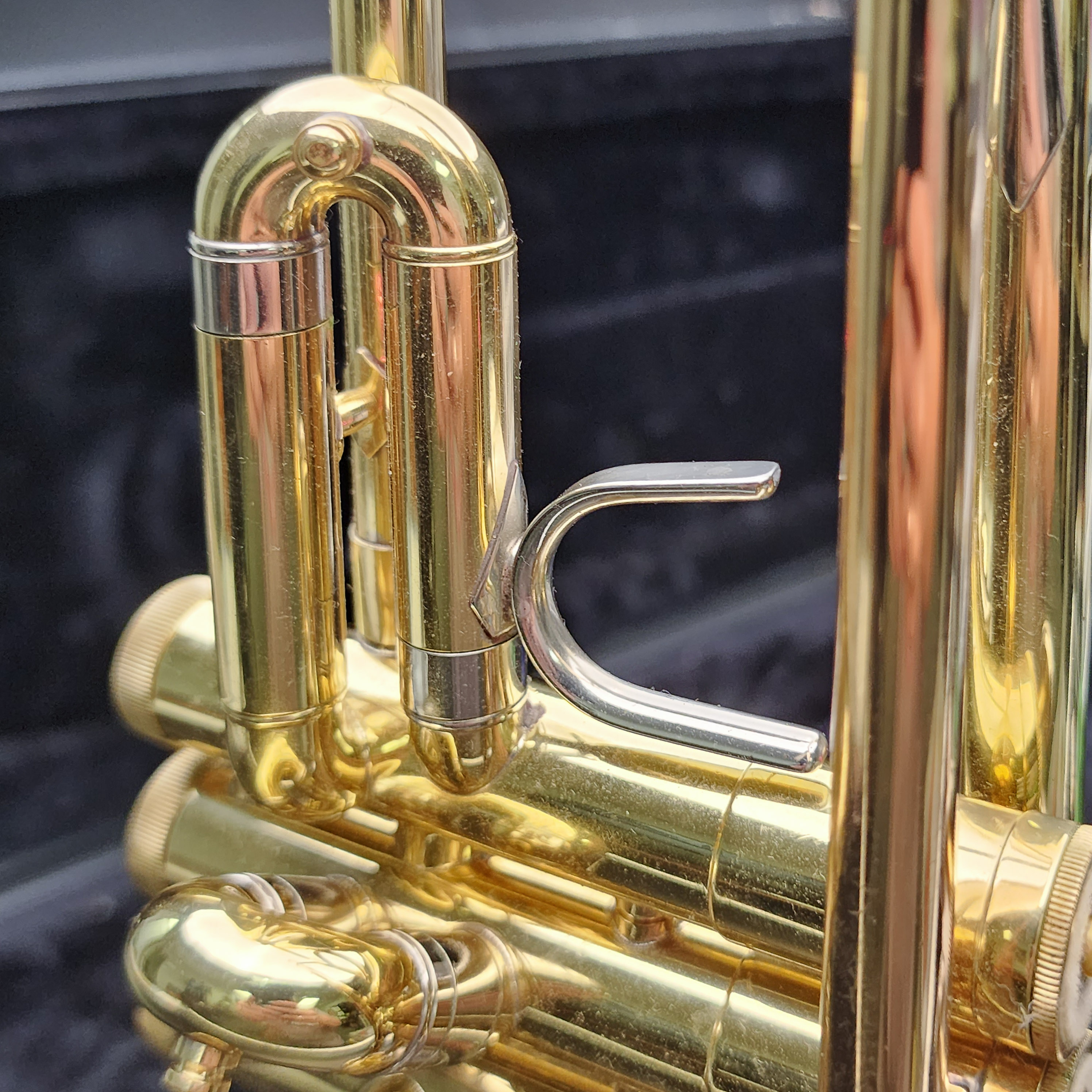 Bach OMEGA Trumpet Brass Bb Intermediate Horn w/Hard Case+7C Mouthpiece Dent - Picture 13 of 16