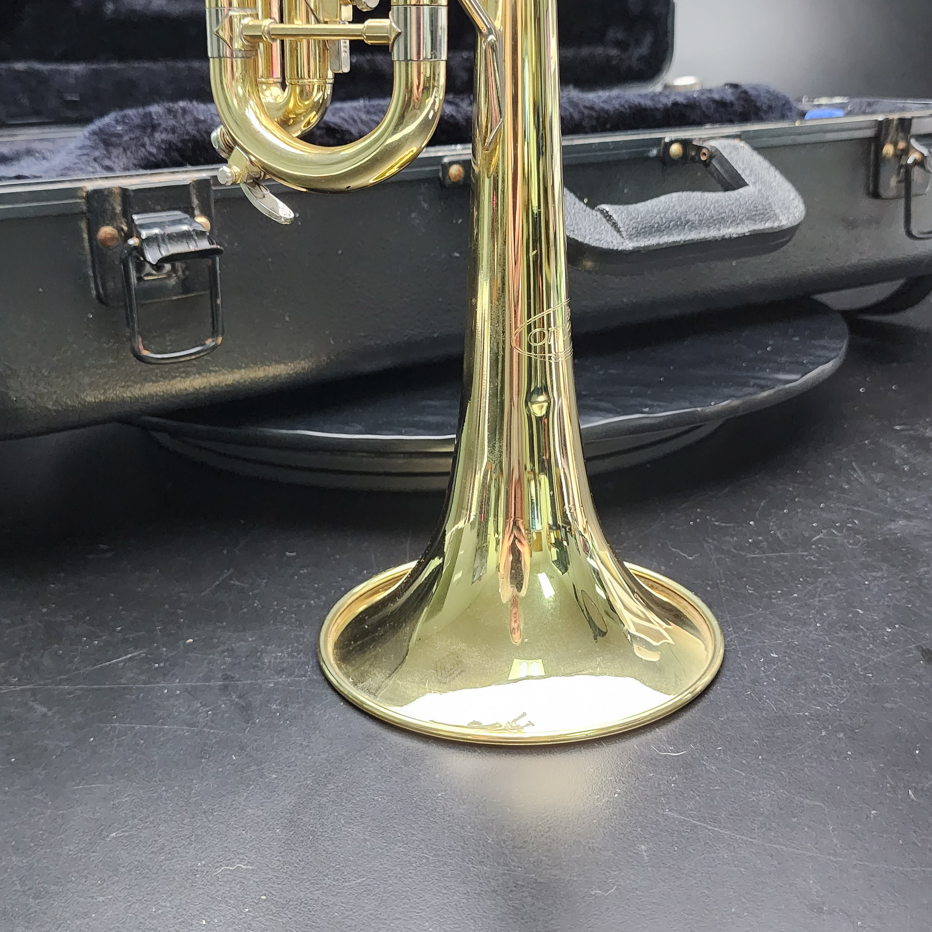 Bach OMEGA Trumpet Brass Bb Intermediate Horn w/Hard Case+7C Mouthpiece Dent - Picture 15 of 16