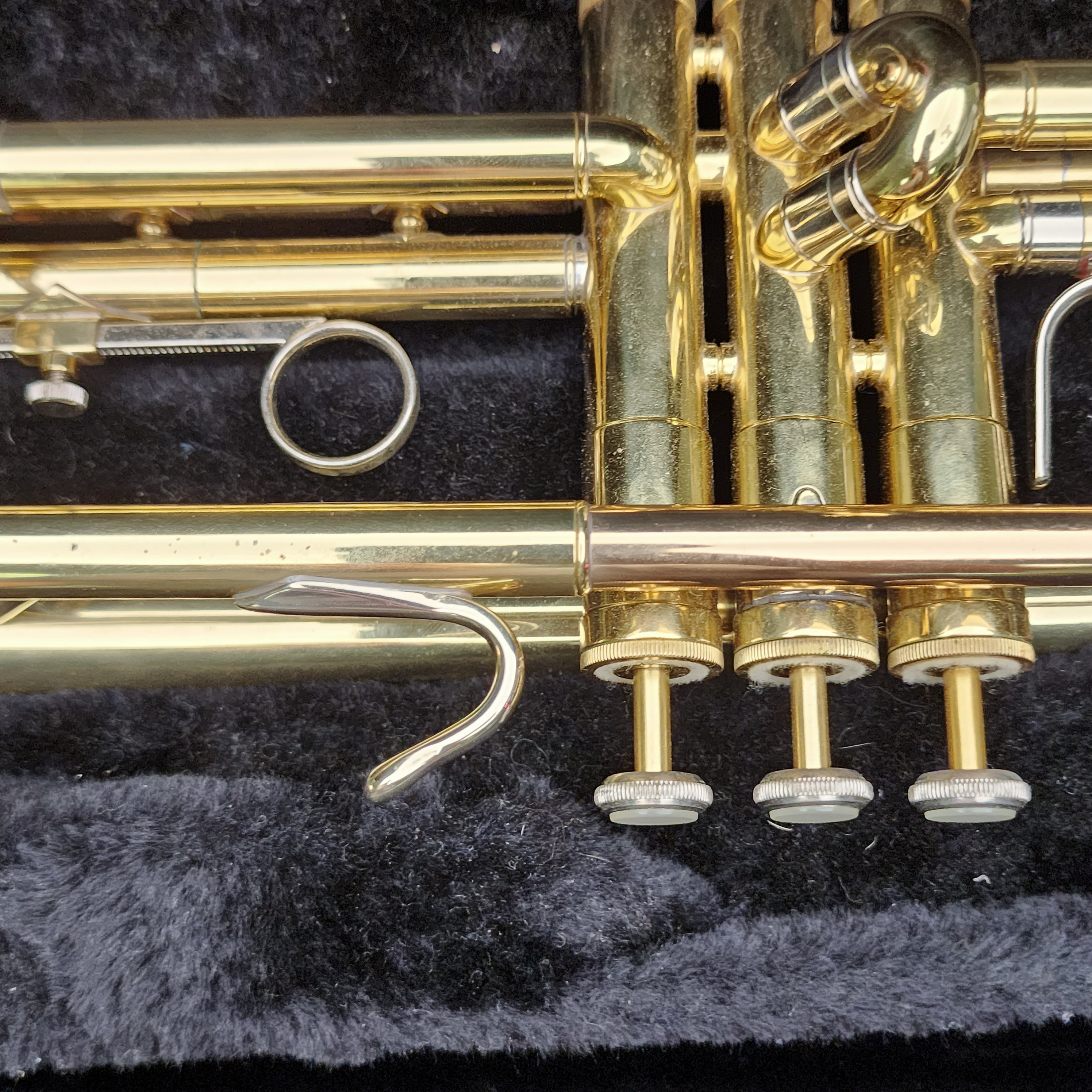 Bach OMEGA Trumpet Brass Bb Intermediate Horn w/Hard Case+7C Mouthpiece Dent - Picture 5 of 16