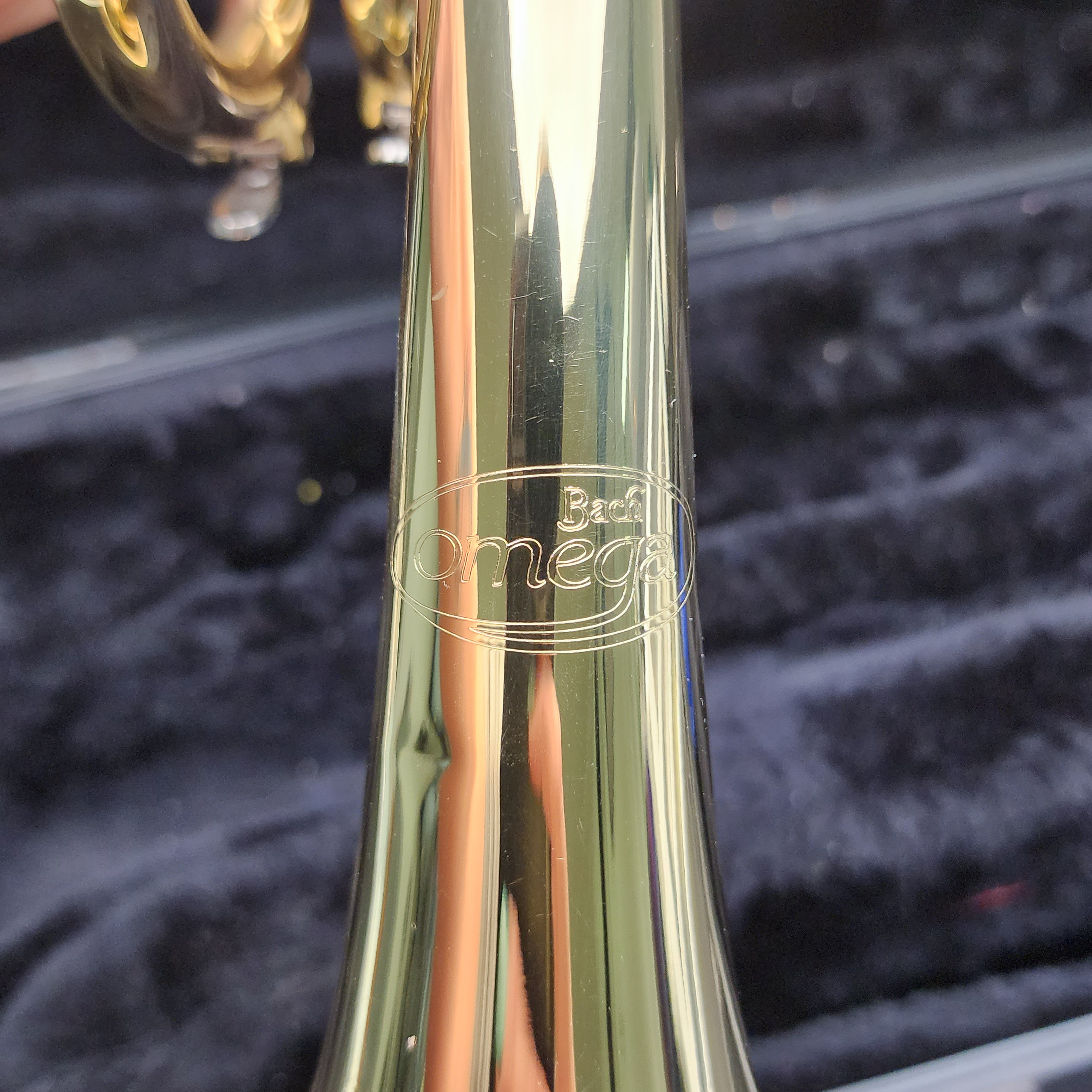 Bach OMEGA Trumpet Brass Bb Intermediate Horn w/Hard Case+7C Mouthpiece Dent - Picture 7 of 16