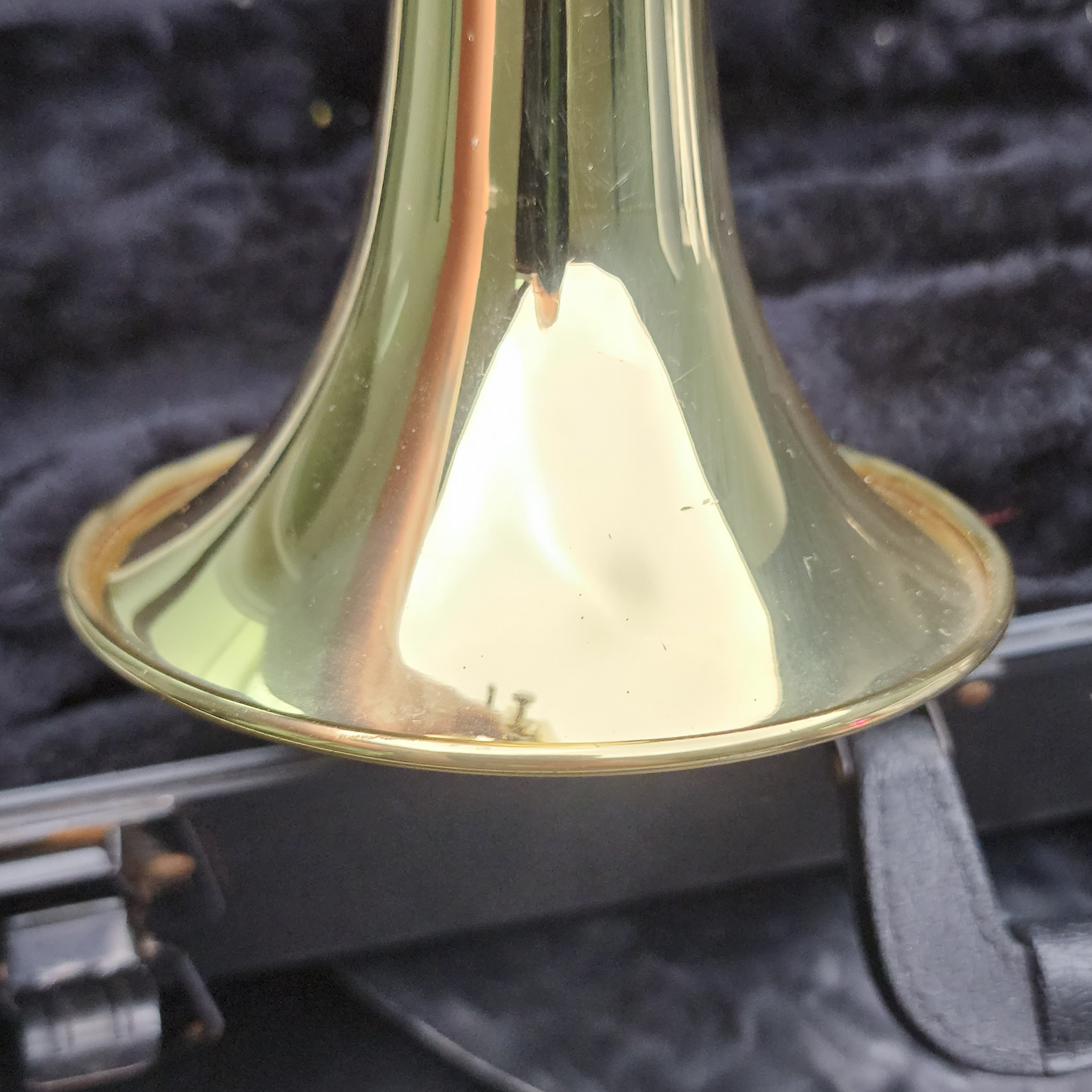 Bach OMEGA Trumpet Brass Bb Intermediate Horn w/Hard Case+7C Mouthpiece Dent - Picture 8 of 16